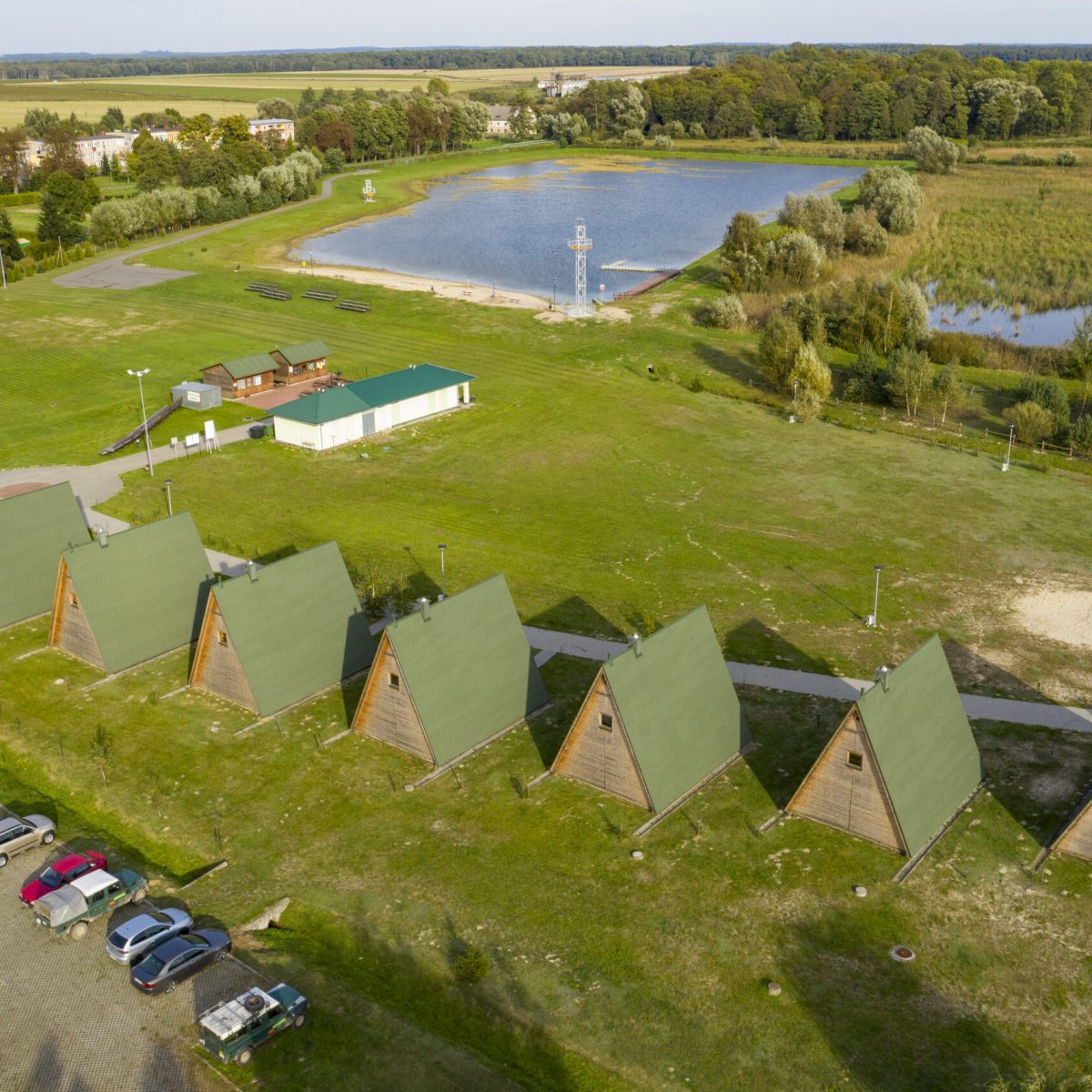 5. widok na domki i kąpielisko, 2019, fot. Krystian Kłysewicz